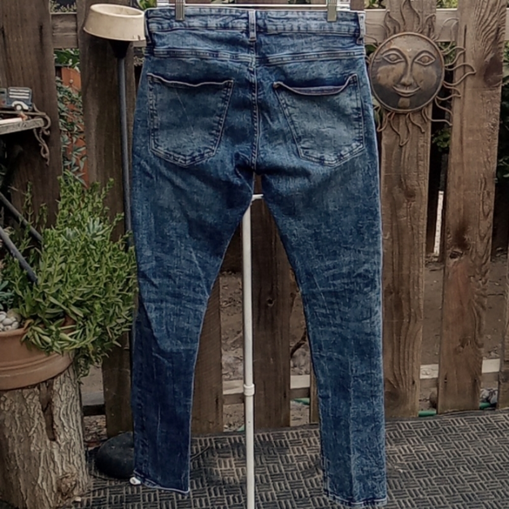 Men's dark wash jeans size 34 some Distress. Very. stretchy material
